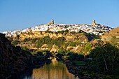 Spain, Andalusia, Cadiz Province, Arcos de la Frontera, White Villages route (Ruta de los Pueblos Blancos), the village on a rocky cliff and Guadalete river