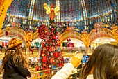 Frankreich, Paris, das Kaufhaus Galeries Lafayette zur Weihnachtszeit, der Weihnachtsbaum unter der Kuppel