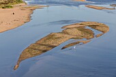 Frankreich, Indre et Loire, Loire-Tal, von der UNESCO zum Weltkulturerbe erklärt, Tours, die Loire in Tours, die Loire und ihre Sandbänke in Tours mit einer Frau am Strand