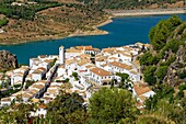 Spanien, Andalusien, Provinz Cadix, Zahara de la Sierra, Naturpark Sierra de Grazalema, Gesamtansicht des Dorfes, Ruta de los Pueblos Blancos (Straße der weißen Dörfer), Kapelle San Juan de Letran und Stausee von Zahara-el Gastor