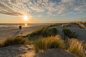 Frankreich, Somme, Baie de Somme, Le Crotoy, Sandsegeln am Strand entlang der Dünen