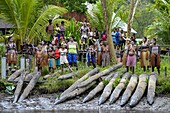 Indonesien, Papua, Bezirk Asmat, Asmat-Stamm im Dorf Uwus