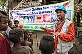 Papua-Neuguinea, Provinz East Sepik, Region Sepik River, Dorf Kambaramba, UNICEF-Koordinator Pradipta Ojha nimmt an einer Massenimpfung gegen Poliomyelitis im Rahmen der Ausrottungskampagne 2019 teil