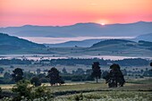 Frankreich, Haute Loire, Cayres, Landschaft des Deves-Plateaus, Sonnenuntergang über dem Loire-Tal