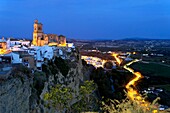 Spain, Andalusia, Cadiz Province, Arcos de la Frontera, White Villages route (Ruta de los Pueblos Blancos), the village on a rocky cliff, San Pedro church and Guadalete river