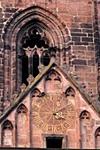 Frankreich, Bas Rhin, Selestat, Kirche Saint Georges aus dem 13. bis 15. Jahrhundert, Südfassade, Uhr