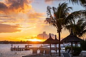 Mauritius, Bezirk Rivière du Rempart, Grand Baie, Sonnenuntergang vor dem Hotel Veranda Grand Baie