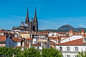 Frankreich, Puy de Dome, Clermont Ferrand, Altstadt und Kathedrale Notre dame de l'Assomption, im Hintergrund der Puy de Dome