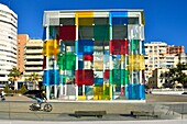 Spanien, Andalusien, Costa del Sol, Málaga, die Uferpromenade am Hafen, das Kunstzentrum Pompidou, der Kubus von Daniel Buren