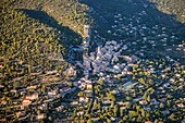 Frankreich, Vaucluse, Luberon, Saint-Saturnin-les-Apt (Luftaufnahme)