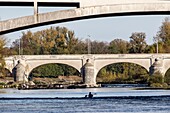 Frankreich, Indre et Loire, Loire-Tal, von der UNESCO zum Weltkulturerbe erklärt, Tours, die Loire in Tours, Blick auf die Napoleon- und die Wilson-Brücke mit Kajakfahrer