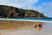 Vereinigtes Königreich, Kanalinseln, Jersey, Gemeinde Saint Ouen, Bucht von Plemont, Strand von Greve au Lanchon, der als der schönste von Jersey gilt, Rettungsschwimmer