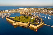 Frankreich, Finistere, Concarneau, ville close (Stadtmauer) (Luftaufnahme)