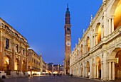 Italien, Venetien, Vicenza, Piazza Signori, Loggia del Capitaniato, Uhrenturm und Basilica Palladiana, von der UNESCO zum Weltkulturerbe erklärt