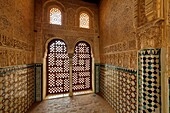 Spanien, Andalusien, Granada, der Alhambra-Palast, von der UNESCO zum Weltkulturerbe erklärt, erbaut zwischen dem 13. und 14. Jahrhundert von der Nasriden-Dynastie, islamische Architektur, in Mucharrabieh geschnitztes Fenster im Comares-Palast, Saal der Sala de los Abencerrajes (Saal der Botschafter)