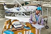 Papua-Neuguinea, Provinz East Sepik, Sepik River Region, Wewak City, Boram Airport, Hangar der Samaritan Aviation Missionary Company, UNICEF-Koordinator Pradipta Ojha überprüft die Ladung von Polio-Impfstoffen, die während des Polio-Ausbruchs 2019 per Wasserflugzeug in die Sepik River Region geliefert wurden