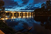 Frankreich, Indre et Loire, Loire-Tal als Weltkulturerbe der UNESCO, Tours, die Loire in Tours, Wilson-Brücke in der Abenddämmerung