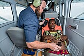 Papua-Neuguinea, Provinz East Sepik, Sepik River Region, Luke Hammer Pilot der Samaritan Aviation Missionary Company und Krankenschwester Chris Cooke evakuieren eine schwangere Frau aus der Sepik River Region nach der Lieferung von Poliomyelitis-Impfstoffen die Kampagne zur Ausrottung der Epidemie im Jahr 2019