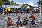 Indonesien, Papua, Bezirk Asmat, Agats, Spielplatz auf Stelzen