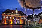 Frankreich, Territoire de Belfort, Belfort, Place d Armes, Rathaus, Musikpavillon, Weihnachtsbeleuchtung