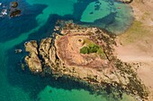 Vereinigtes Königreich, Kanalinseln, Jersey, Gemeinde Saint Brelade, runder Wehrturm auf der Insel Guerdain (Janvrin's Tomb) in der Portelet Bay, von den Briten 1808 erbauter Martello-Turm (Luftaufnahme)