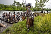 Indonesien, Papua, Bezirk Asmat, Stamm der Asmat im Dorf Uwus