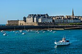 France, Ille et Vilaine, Cote d'Emeraude (Emerald Coast), Saint Malo, the walled city at the entrance of the port