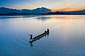 Papua-Neuguinea, Ost-Sepik-Provinz, Sepik River Region, Chambri-See, Kanu in der Nähe der Insel Luluk (Luftaufnahme)