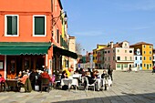 Italien, Venetien, Venedig, von der UNESCO zum Weltkulturerbe erklärt, Lagune von Venedig, Burano, bunte Häuser im Dorf der Insel Burano