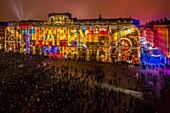 Frankreich, Rhone, Lyon, Presqu'ile, historische Stätte, die von der UNESCO zum Weltkulturerbe erklärt wurde, Place des Terreaux, das Palais des Beaux Arts während der Fete des Lumieres (Lichtfestival), zeigen eine kleine Geschichte des Lichts von Spectaculaires und den Allumeurs d'Images