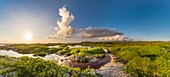 Ecuador, Galápagos-Archipel, von der UNESCO zum Weltnaturerbe erklärt, Insel San Cristóbal, Die Lagune El Junco im Herzen des Naturreservats ist eine der wenigen permanenten Süßwasserquellen auf den Galápagos-Inseln. Dank ihrer Höhenlage - etwa 700 Meter über dem Meeresspiegel im Hochland von San Cristobal - ist sie vor Verdunstung geschützt.