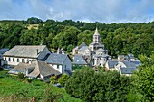 Frankreich, Puy de Dome, Parc Naturel Regional des Volcans d'Auvergne (Regionaler Naturpark der Vulkane der Auvergne), Orcival, Basilika Notre Dame, erbaut zwischen 1146 und 1178, typische romanische Kirche der Auvergne