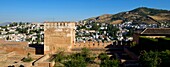 Spanien, Andalusien, Granada, die Alcazaba des Alhambra-Palastes, von der UNESCO zum Weltkulturerbe erklärt, erbaut zwischen dem 13. und 14. Jahrhundert von der Nasriden-Dynastie, islamische Architektur, im Hintergrund das Albaicin