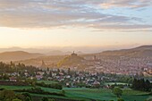 Frankreich, Haute Loire, Le Puy en Velay, eine Etappe des Jakobswegs, Überblick über die Stadt mit der Statue der Notre Dame de France auf dem Rocher Corneille, der Kathedrale Notre Dame de l'Annonciation, die von der UNESCO zum Weltkulturerbe erklärt wurde, und Saint-Michel d'Aiguilhe auf der linken Seite