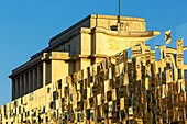 Frankreich, Paris, von der UNESCO zum Weltkulturerbe erklärtes Gebiet, Trocadero, Platz der Menschenrechte, Palais de Chaillot (1937) im neoklassizistischen Stil und temporäres Gebäude für die Modedefilees der Kollektion 2018-2019 von Yves Saint Laurent