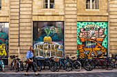 Frankreich, Gironde, Bordeaux, von der UNESCO zum Weltkulturerbe erklärtes Gebiet, Fahrradparken und Graffiti an den Wänden der Rue Bouffard