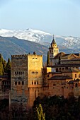 Spanien, Andalusien, Granada, der Alhambra-Palast, von der UNESCO zum Weltkulturerbe erklärt, erbaut zwischen dem 13. und 14. Jahrhundert von der Nasriden-Dynastie, islamische Architektur, im Hintergrund die Sierra Nevada