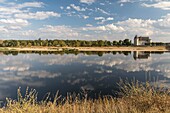 Frankreich, Loiret, Loiretal (UNESCO-Welterbe), Sully-sur-Loire, Schloss Sully-sur-Loire mit der Loire im Vordergrund