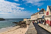 France, Ille et Vilaine, Cote d'Emeraude (Emerald Coast), Saint Malo, Bon-Secours beach at the foot of the ramparts of the inner city