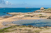 Frankreich, Ille et Vilaine, Cote d'Emeraude (Smaragdküste), Saint Malo, von Vauban entworfenes Fort auf der Felseninsel Petit-Bé hinter Grand-Bé, bei Ebbe