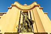 Frankreich,Paris,von der UNESCO zum Weltkulturerbe erklärtes Gebiet,Trocadero,Palais de Chaillot (1937) im neoklassizistischen Stil,Bronzestatue Hercule et le Taureau (Herkules und der Stier) von Albert Pommier,Platz der Menschenrechte