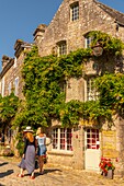 France, Finistère (29), Cornwall, Locronan, the village is ranked among the most beautiful villages in France and small towns of character, around the church the roofs of the village are works of art, the central square and the Renaissance houses are granite