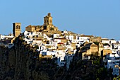 Spain, Andalusia, Cadiz Province, Arcos de la Frontera, White Villages route (Ruta de los Pueblos Blancos), the village on a rocky cliff, San Pedro church