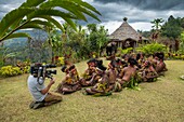 Papua New Guinea, Simbu Province, Kagaï village, documentary filming during a courtship ceremony called Tunim Head (Turning head)