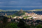 Frankreich,Haute Loire,Le Puy en Velay,eine Station auf dem Jakobsweg,Überblick über die Stadt mit der Statue von Notre Dame de France auf dem Rocher Corneille,die Kathedrale Notre Dame de l'Annonciation,die von der UNESCO zum Weltkulturerbe erklärt wurde,und Saint-Michel d'Aiguilhe