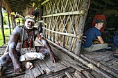 Indonesien,Papua,Bezirk Asmat,Asmat-Stamm im Dorf Uwus