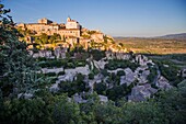 Frankreich,Vaucluse,Luberon,Gordes,etikettierte les Plus Beaux Villages de France (Die schönsten Dörfer Frankreichs),Überblick über das Dorf auf seinem Hügel