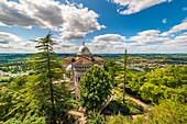 Frankreich,Lot et Garonne,Penne-d'Agenais,Basilika Notre-Dame de Peyragude und der Fluss Lot