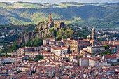 Frankreich,Haute Loire,Le Puy en Velay,eine Etappe des Jakobswegs,Überblick über die Stadt,Kathedrale Notre Dame de l'Annonciation,von der UNESCO zum Weltkulturerbe erklärt