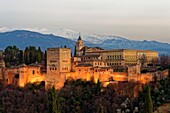 Spanien,Andalusien,Granada,der Alhambra-Palast,von der UNESCO zum Weltkulturerbe erklärt,erbaut zwischen dem 13. und 14. Jahrhundert von der Nasriden-Dynastie,islamische Architektur,die Sierra Nevada im Hintergrund